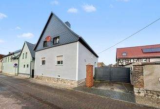 Ansicht mit Einfahrt