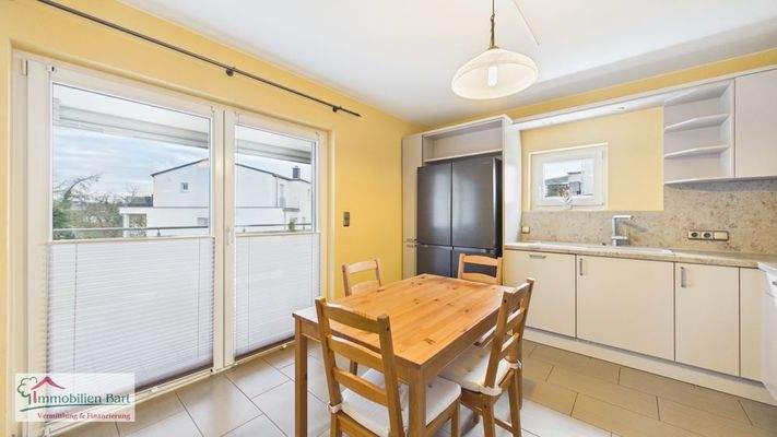 Küche mit Ausgang zum Balkon