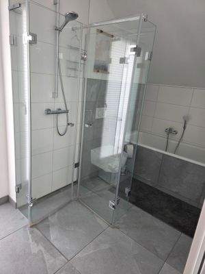 ... Wanne und Dusche (DG).