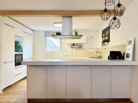 Thekenbereich als Verbindungselement von Koch- und Essbereich