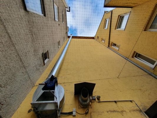 Innenhof / Taubennetz und Außenkamin Gewerbeeinheit