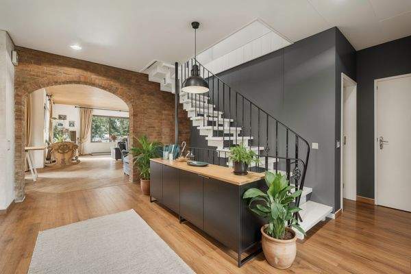 Flur mit Treppenhaus (KI generiert)