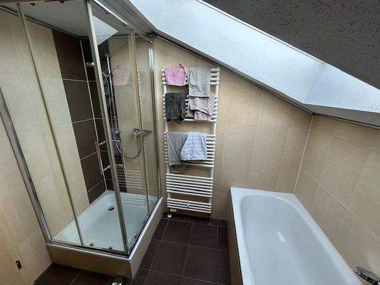 Tageslichtbad mit Wanne u. Dusche