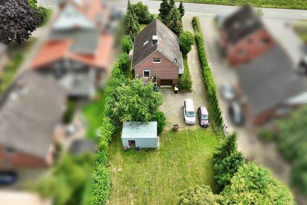 Aussen Drohne Shot mit Gartenhaus