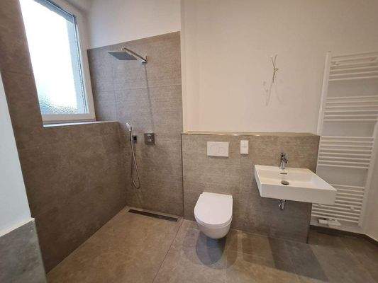 Bad mit Dusche und Wanne.jpg