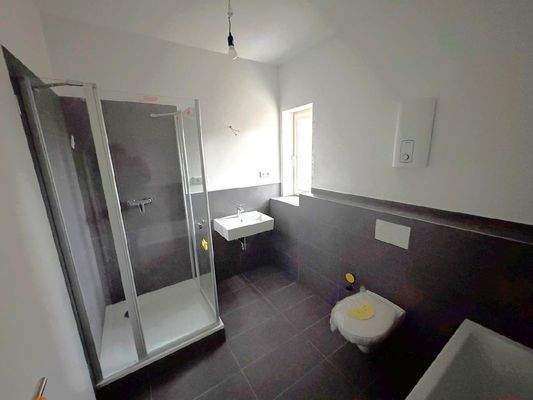 TGL-Bad mit Dusche...