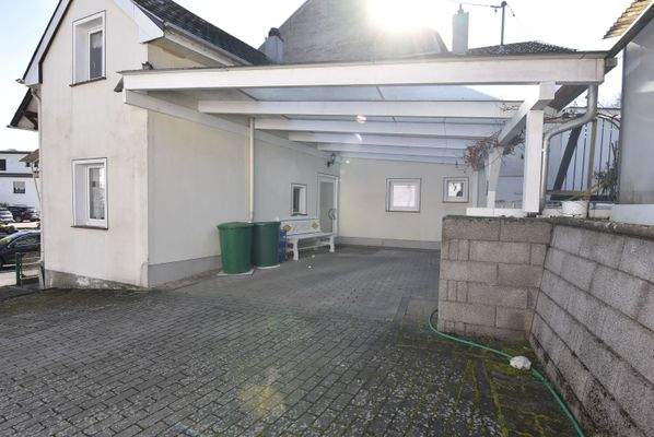 Hof mit überdachter Terrasse