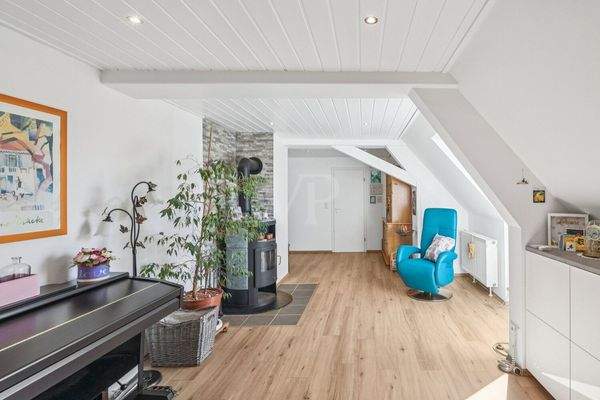 Offener Wohnbereich mit Kamin