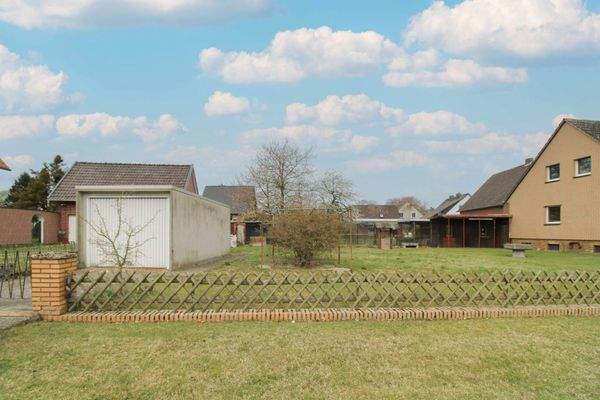 Baugrundstück und Garage