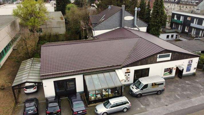 Gewerbehalle mit Doppelhaus