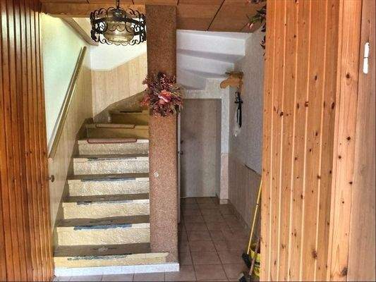 Flur EG mit Treppe zum DG