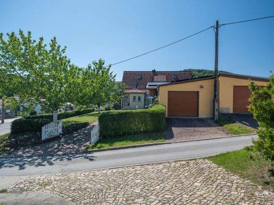 Blick auf das Einfahrt und Garagen