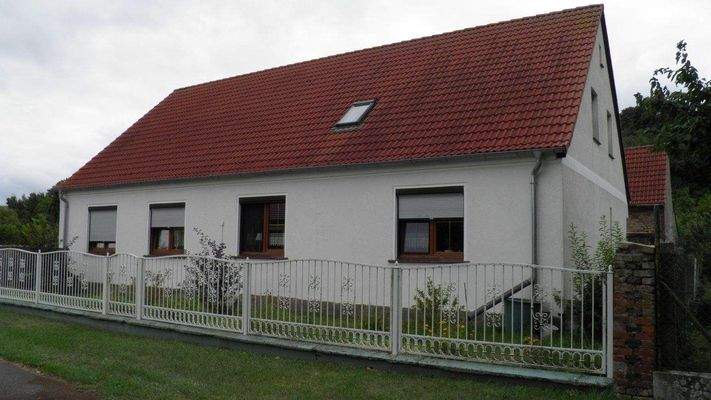 Hausansicht Straßenseite u. kleiner Vorgarten