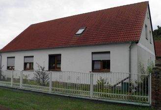 Hausansicht Straßenseite u. kleiner Vorgarten