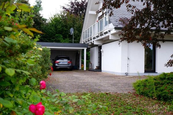 Carport und Eingang