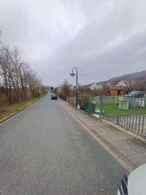 Strasse von dem Grundstück