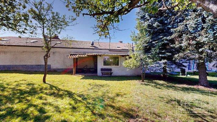 Garten mit kleiner Hütte