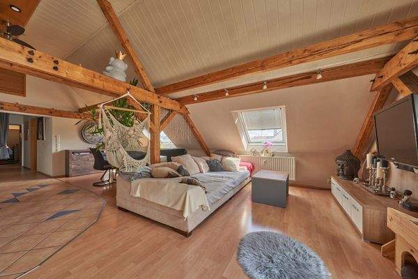 Wohnbereich mit hoher Decke