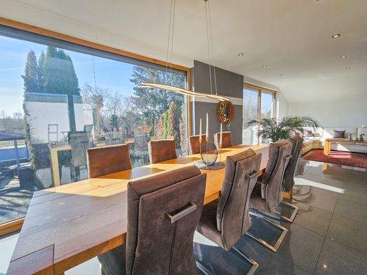 Wohn - Essbereich mit bodentiefen Fenstern