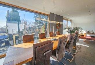 Wohn - Essbereich mit bodentiefen Fenstern