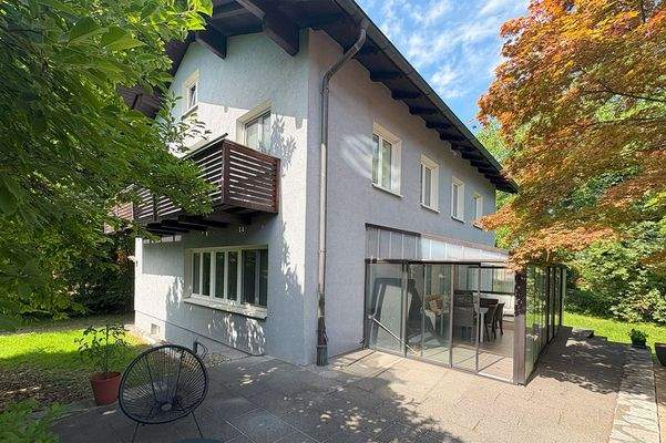 Blick von der Terrasse auf das Haus mit Wintergarten