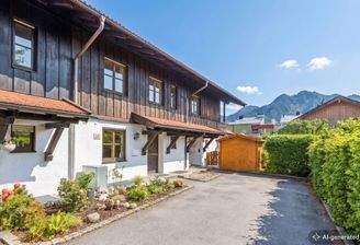 Hausansicht mit direktem Bergblick