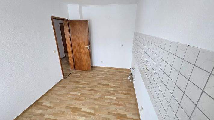 Helle Küche mit Fliesenwand