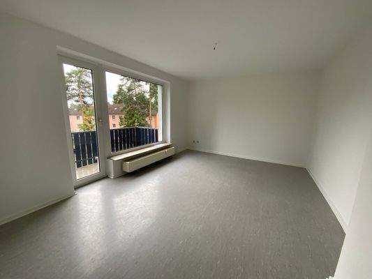 Wohnzimmer mit großem Fenster und Glastür mit Zugang zum Balkon (2).JPG