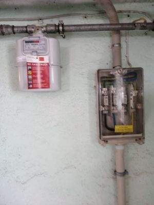 Gas- und Stromanschluß im Keller