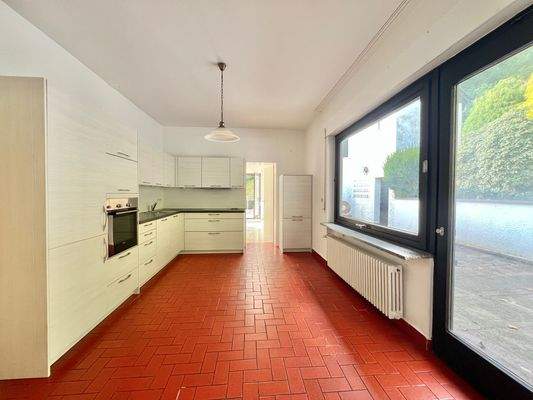 Küche mit Ausgang zur Frühstücksterrasse