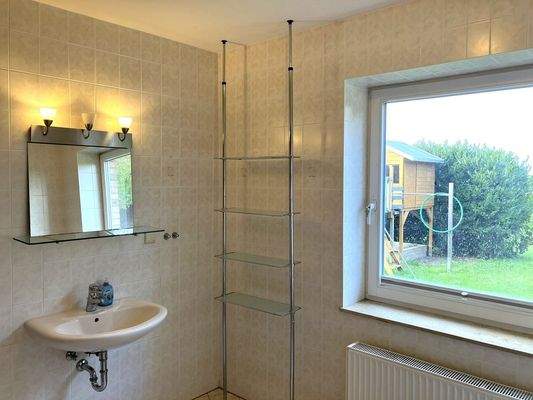 Badezimmer mit Dusche im Erdgeschoss