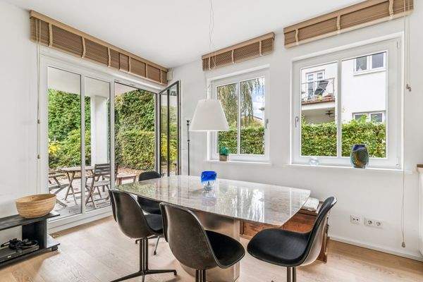 Lichtdurchflutete Essecke mit Doppelflügeltüren zur Südterrasse