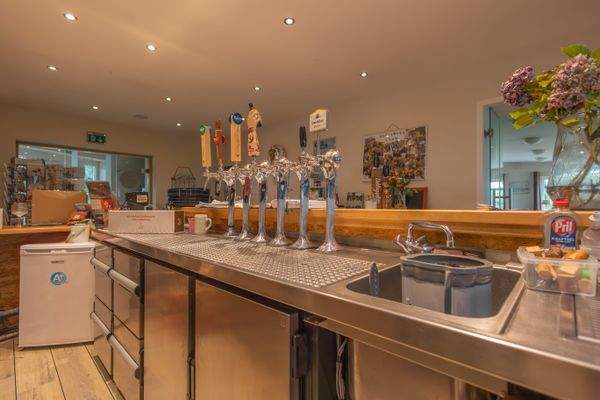 Tresen mit Ausschankanlage 