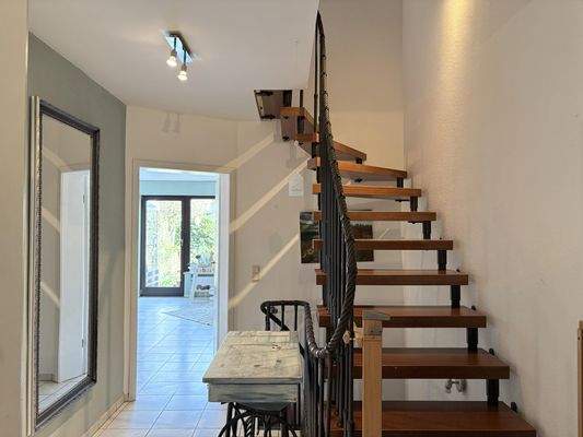 Diele mit Treppenaufgang in die obere Etage