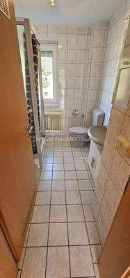 Bad mit Dusche, Fenster, WC, Waschbecken und Waschmaschinenanschluss