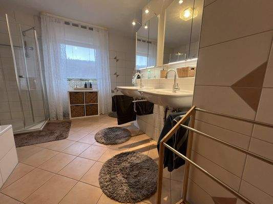 Tageslichtbad mit Doppelwaschbecken