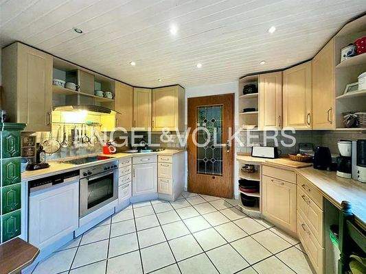 Küche mit angrenzendem Essbereich