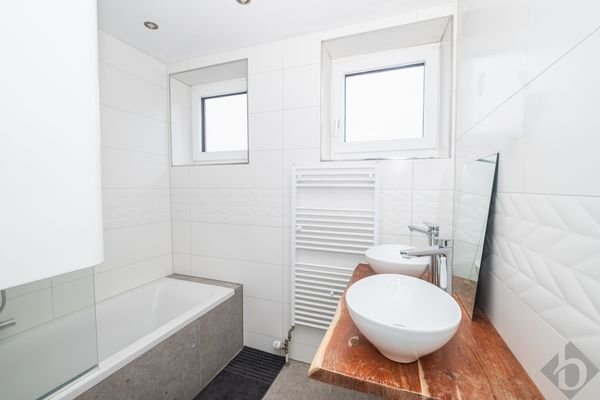 Badezimmer mit Wanne und WM-Anschluss