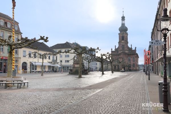 Lage direkt am Marktplatz Rastatt mit Stadtkirche