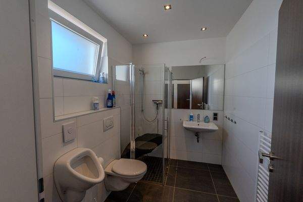 Umkleide- & Duschbereich