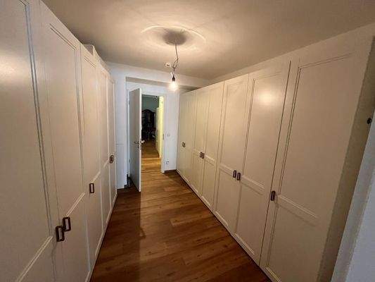 Flur mit Einbauschränken