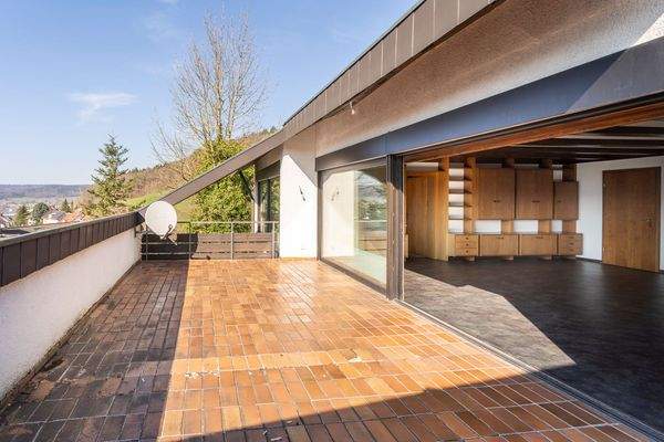 Die nach Westen gerichtete großzügige Loggia