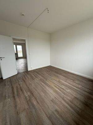 Leeres Zimmer mit Holzboden