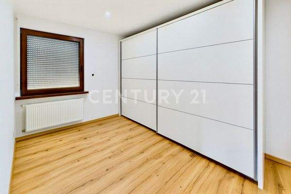 Funktionaler Ankleideraum mit raumhohen Stellflächen