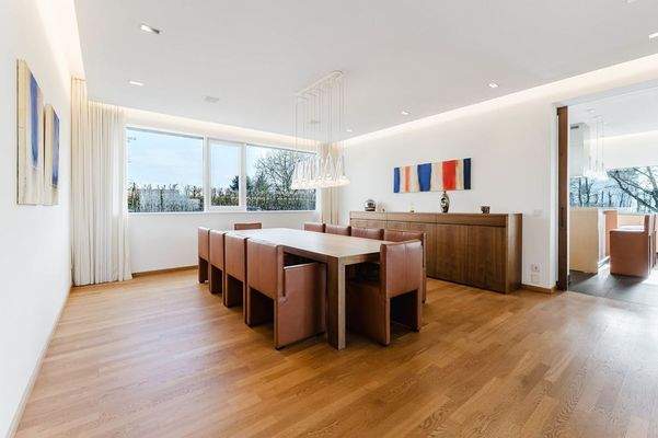 Der Essbereich bietet viel Platz für Familie und Freunde 