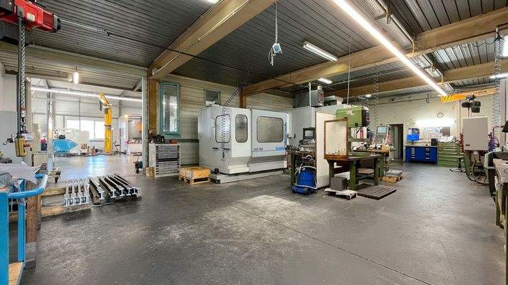 Erdgeschoss | In der Halle separierter Arbeitsbereich