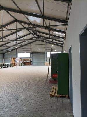 Blick gr Halle zum Tor hinten