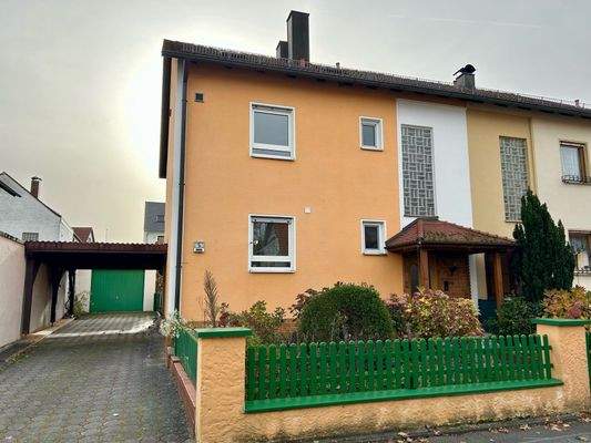 Wohnhaus mit Garage und Carport