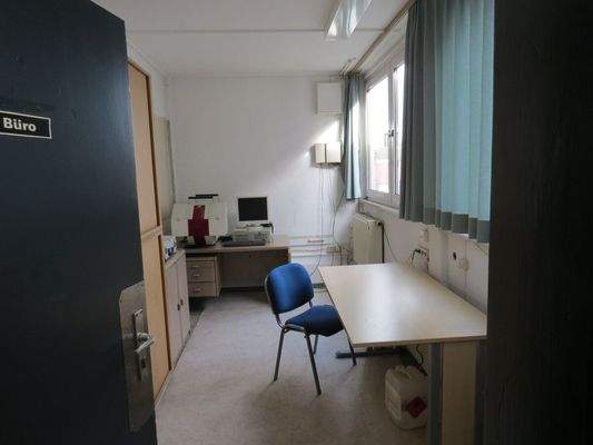   Zusätzliches Büro am Haupteingang