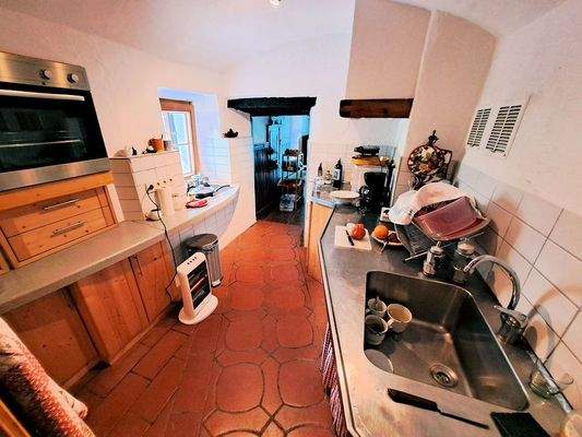 Die ausgestattete Küche im Erdgeschoss.jpg